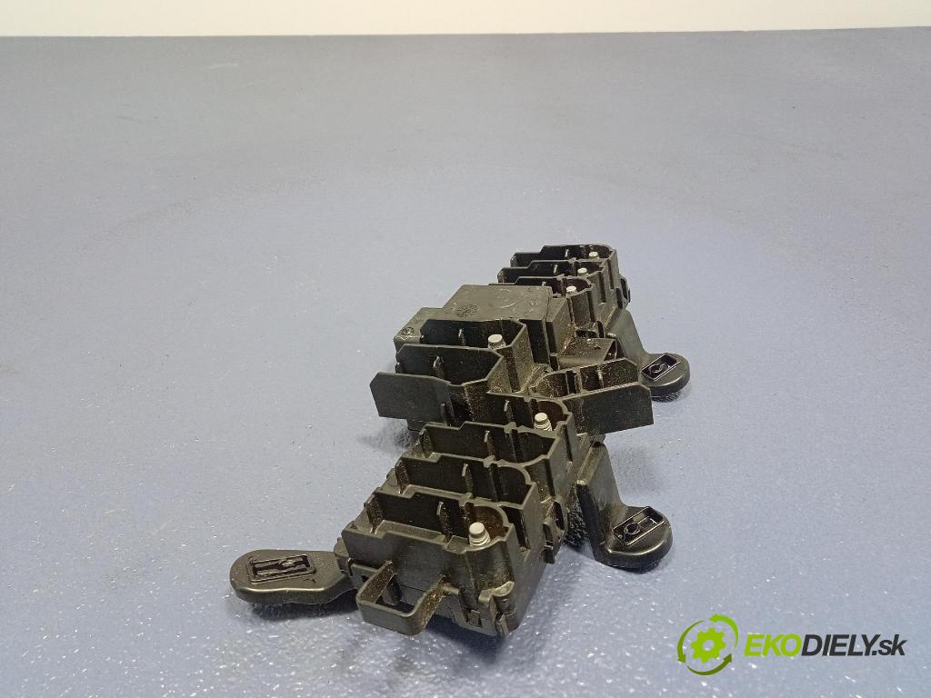 Mercedes S-klasa 2011 skrinka Poistky: A2215404250