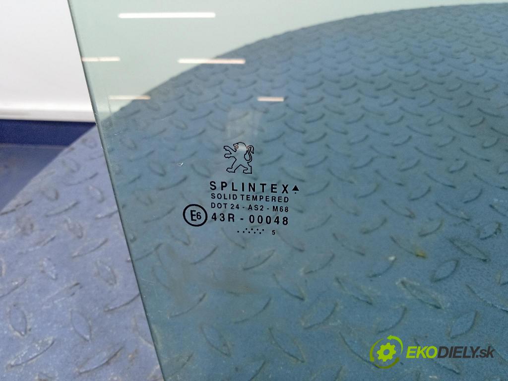 Peugeot 1007 2005 sklo dvere Predné Prava: