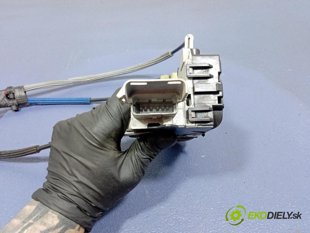 Peugeot 1007 2005 zámok dvere Predné Vľavo: 