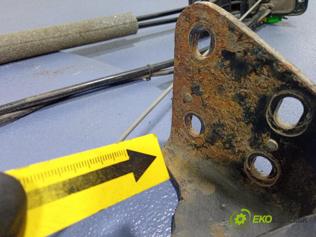 Peugeot 1007 2005 Závěs: dvere 9680250280