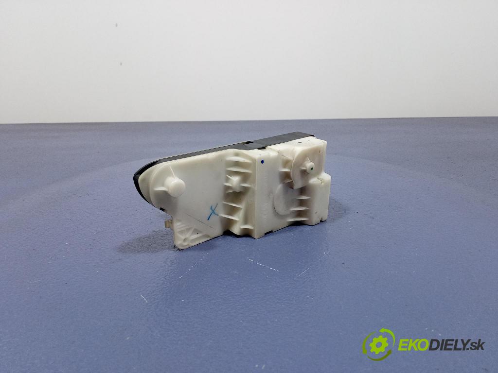 Peugeot 1007 2005 zámok dvere Predné v pravo: