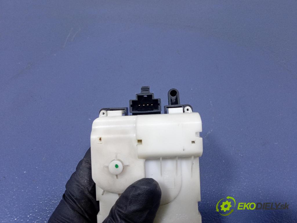 Peugeot 1007 2005 zámok dvere Predné v pravo: