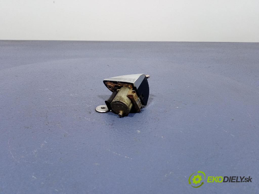 Mercedes B-Klasa 2005 zámek dveře před Levý: