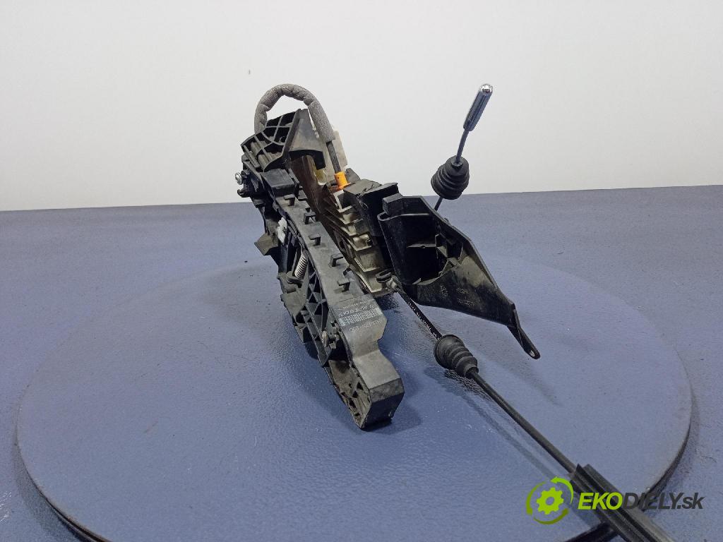 Mercedes B-Klasa 2005 zámek dveře Zad: v pravo: 1697302235