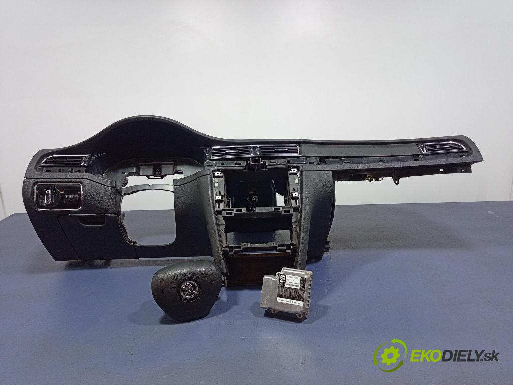 Skoda Superb 2014 kokpit,pristrojová doska