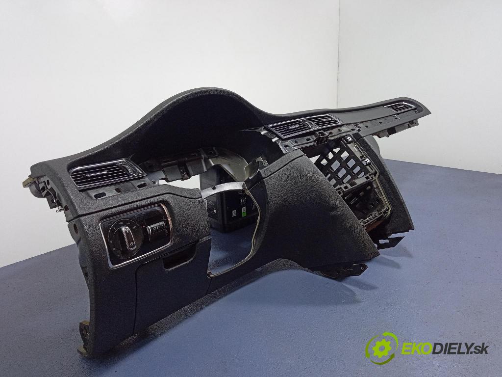 Skoda Superb 2014 kokpit,pristrojová doska