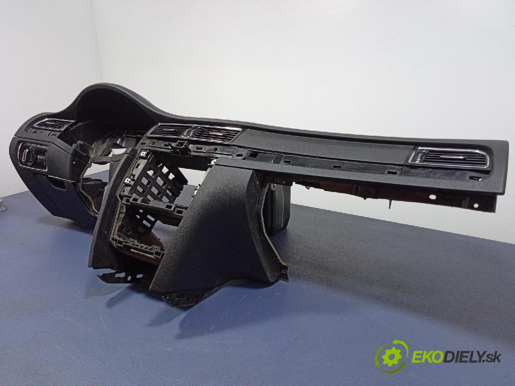 Skoda Superb 2014 kokpit,pristrojová doska