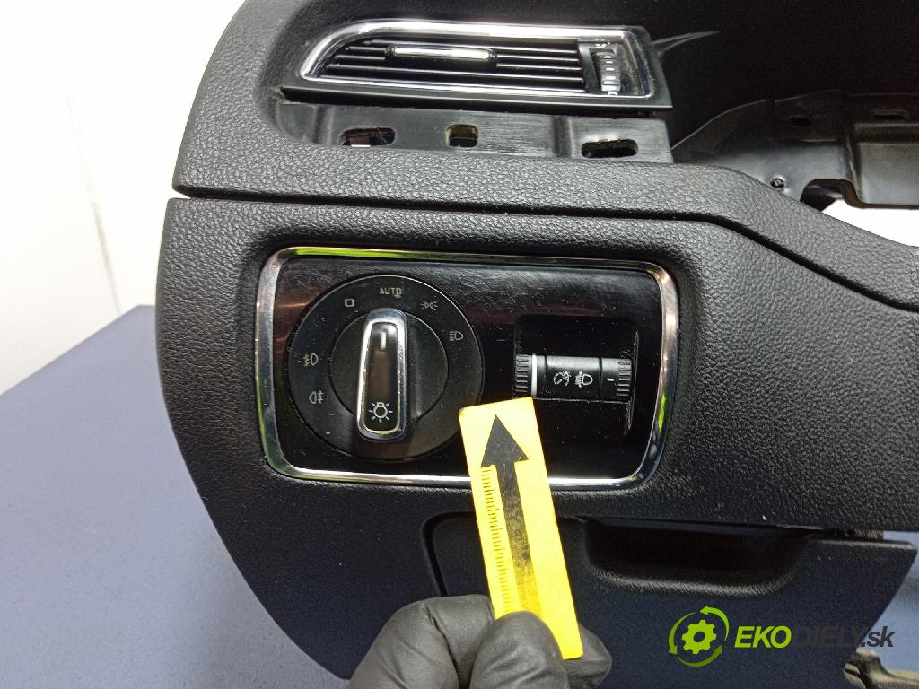 Skoda Superb 2014 kokpit,pristrojová doska