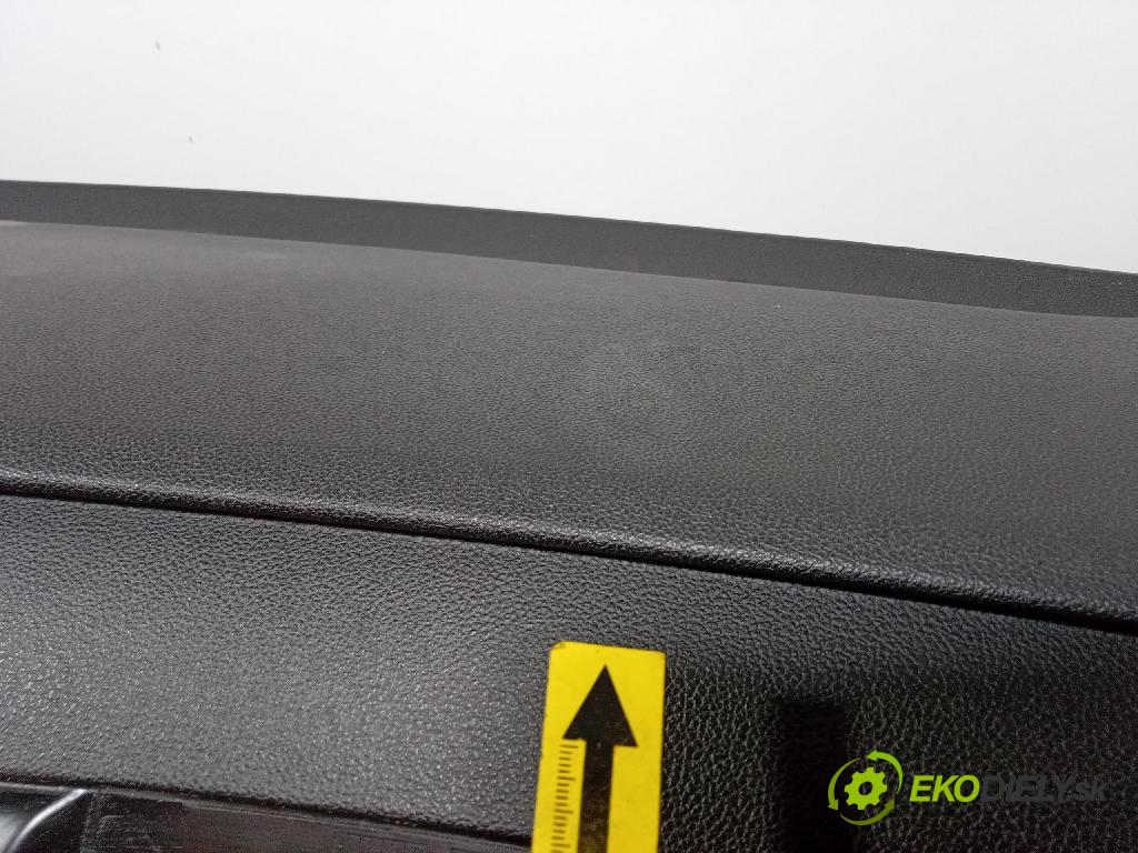 Skoda Superb 2014 kokpit,pristrojová doska