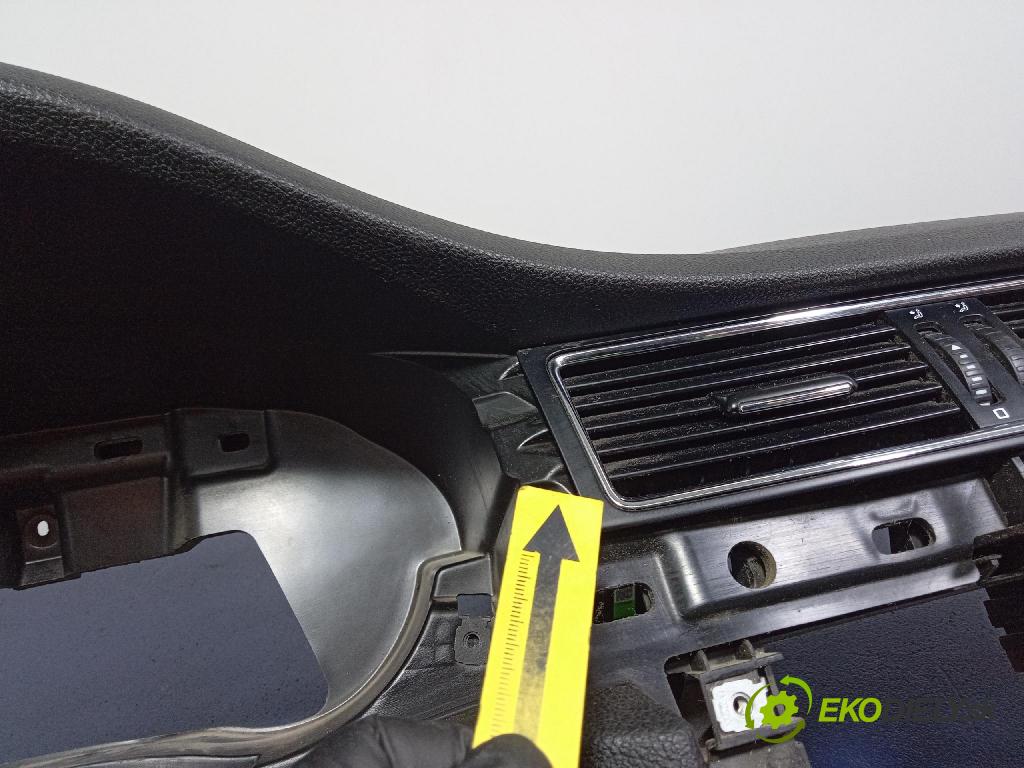 Skoda Superb 2014 kokpit,pristrojová doska