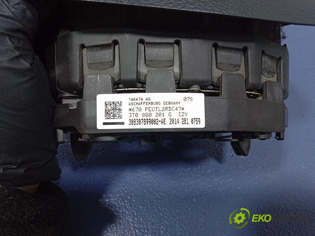 Skoda Superb 2014 kokpit,pristrojová doska