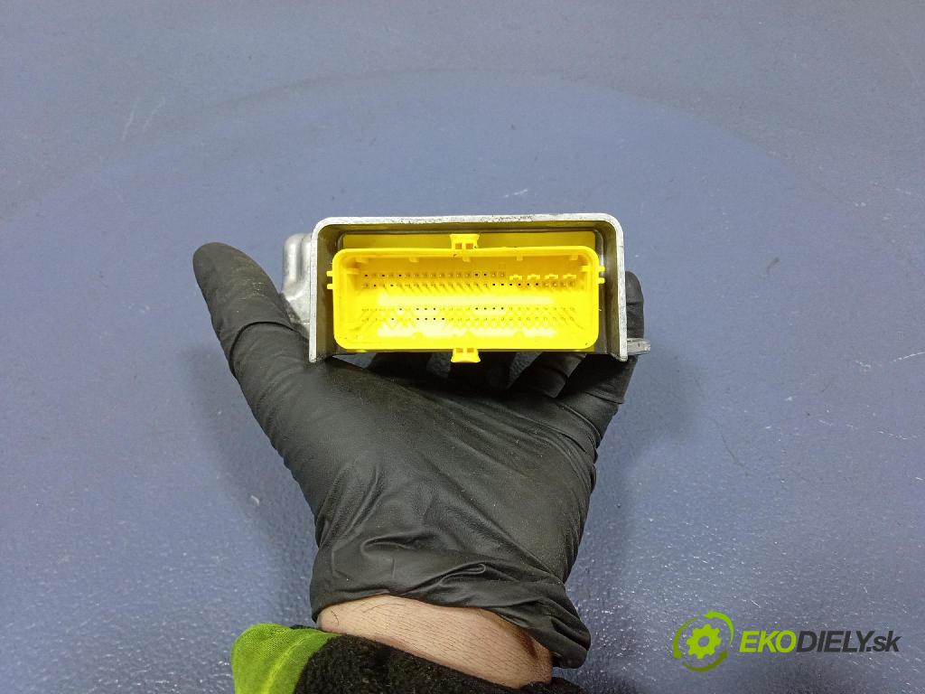 Skoda Superb 2014 kokpit,pristrojová doska