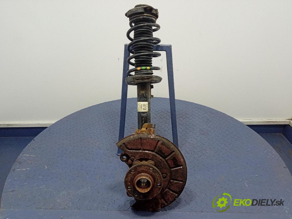 Skoda Superb 2014 McPerson: Vľavo: 3C0413031AQ