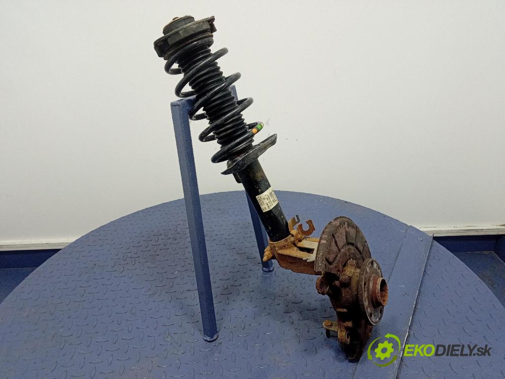 Skoda Superb 2014 McPerson: Vľavo: 3C0413031AQ