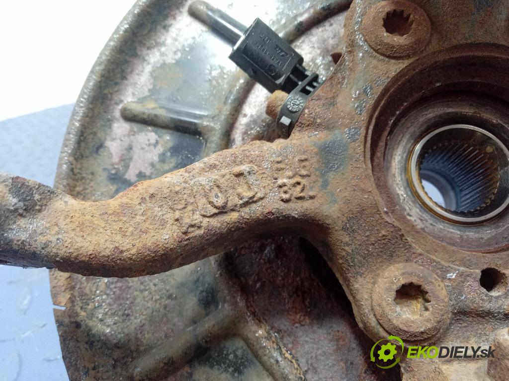 Skoda Superb 2014 McPerson: Vľavo: 3C0413031AQ