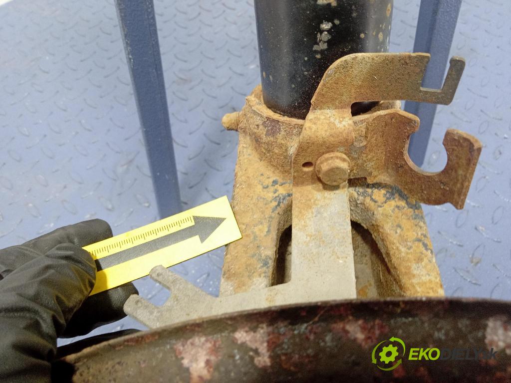 Skoda Superb 2014 McPerson: Vľavo: 3C0413031AQ