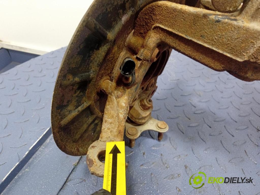 Skoda Superb 2014 McPerson: Vľavo: 3C0413031AQ