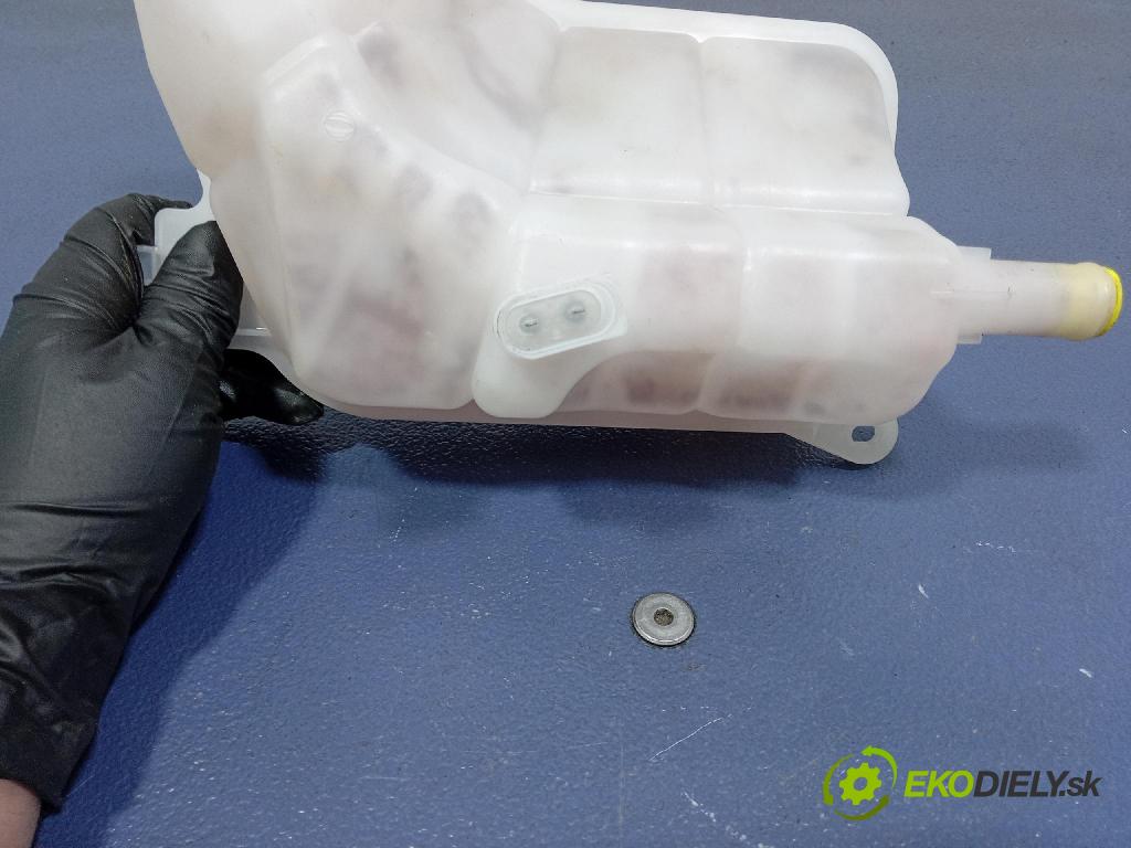 Audi A4 2003 nádržka Kompenzačné: