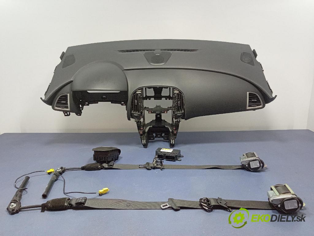 Opel Astra 2011 kokpit,pristrojová doska