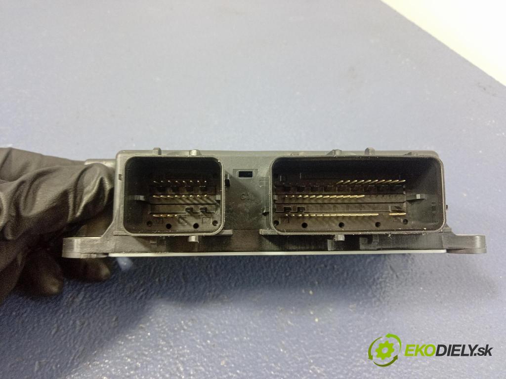 Opel Astra 2011 kokpit,pristrojová doska