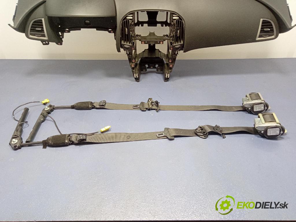 Opel Astra 2011 kokpit,pristrojová doska