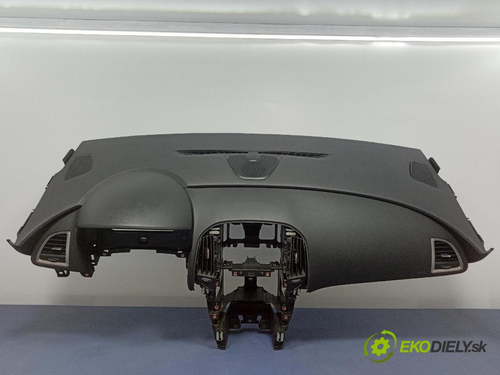 Opel Astra 2011 kokpit,pristrojová doska