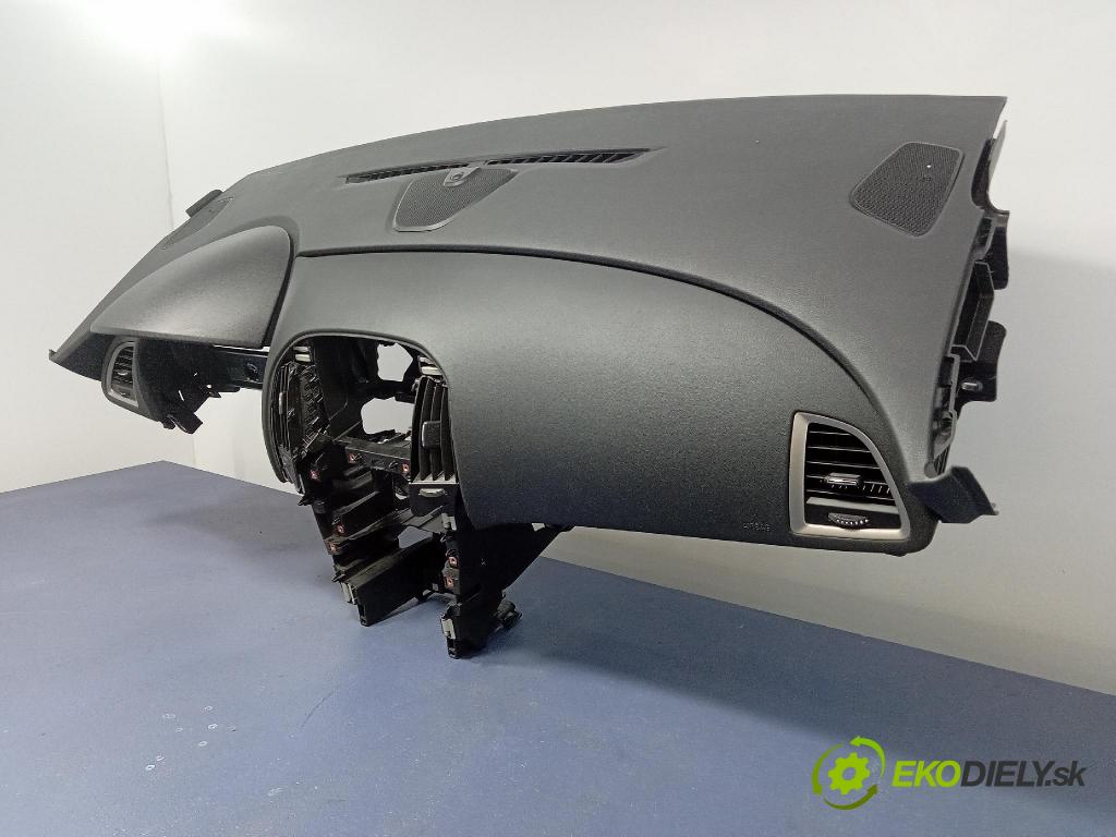 Opel Astra 2011 kokpit,pristrojová doska