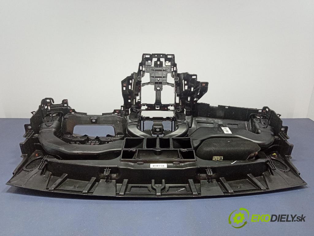 Opel Astra 2011 kokpit,pristrojová doska