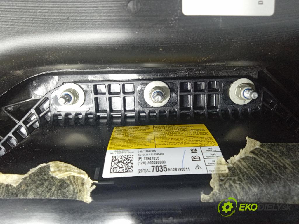 Opel Astra 2011 kokpit,pristrojová doska