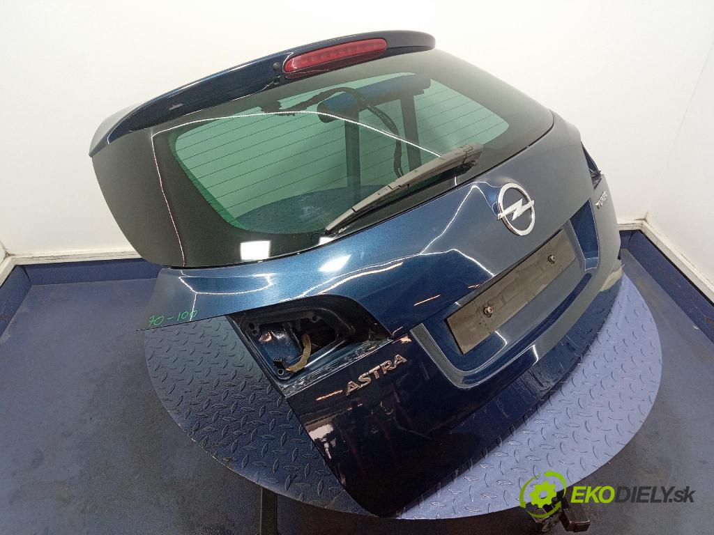 Opel Astra 2011 zadna dveře kufra: kufra: