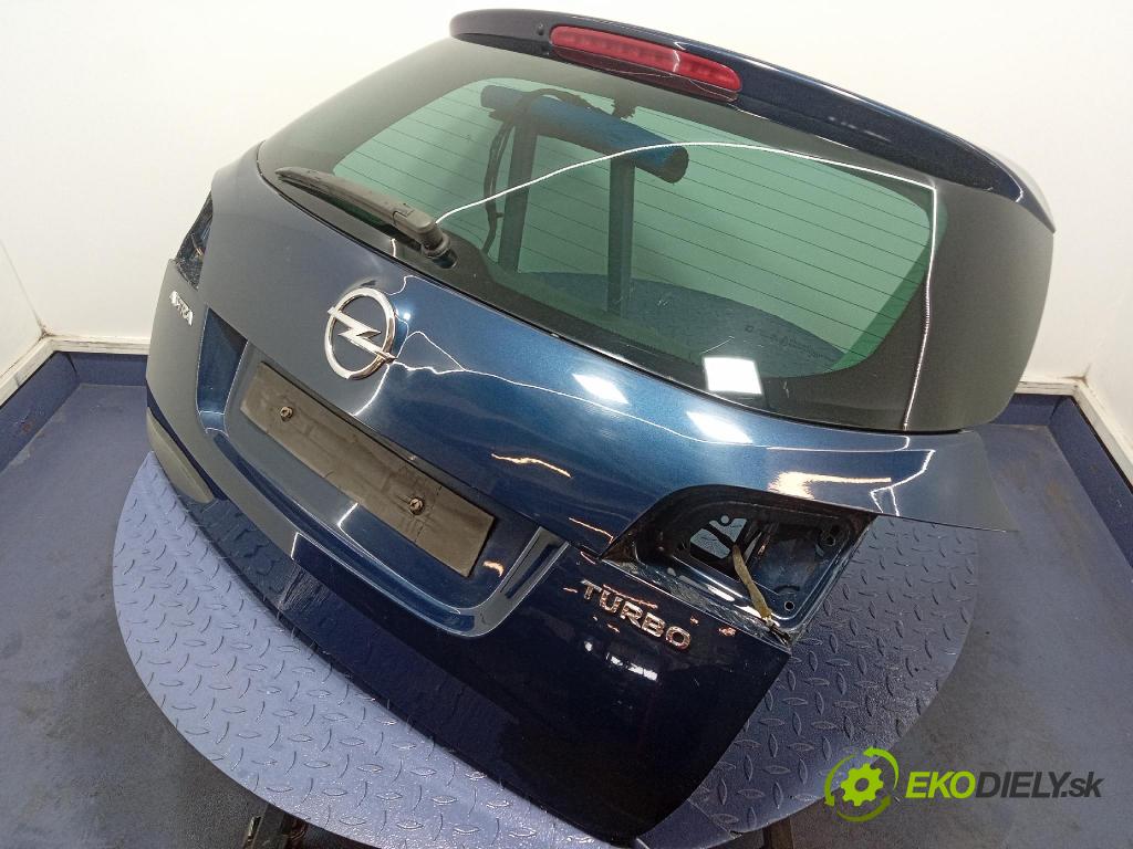 Opel Astra 2011 zadna dveře kufra: kufra: