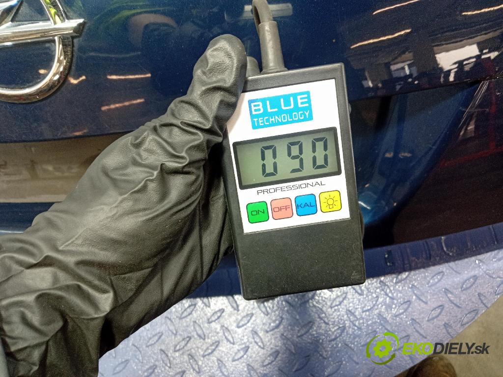 Opel Astra 2011 zadna dveře kufra: kufra: