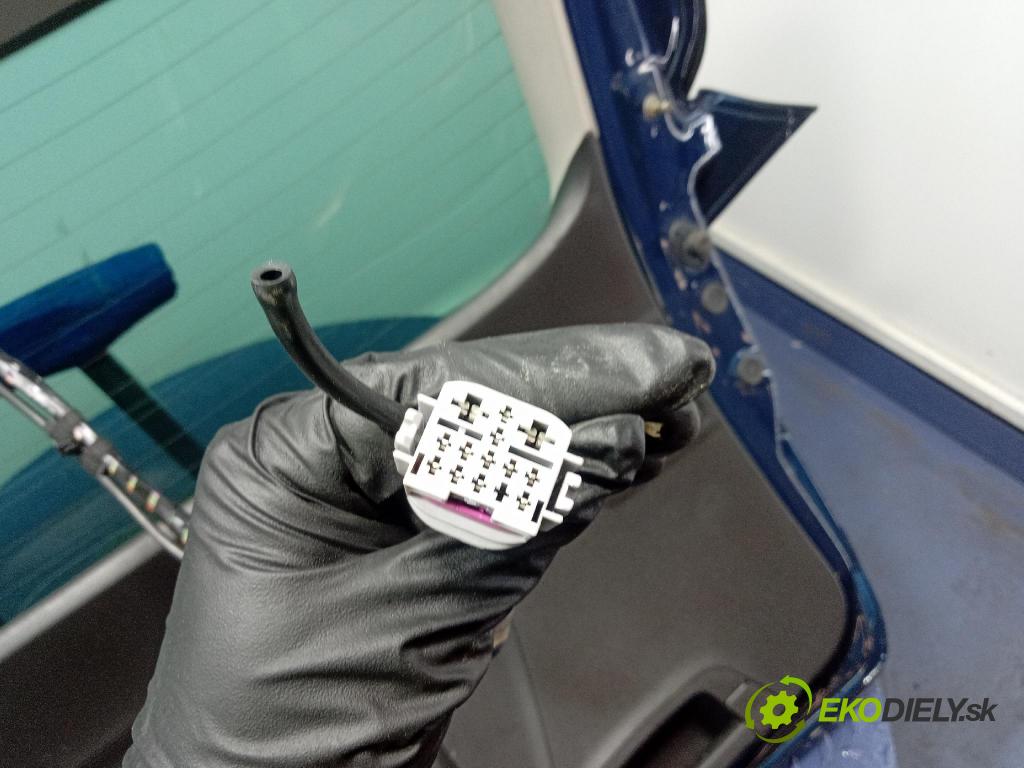 Opel Astra 2011 zadna dveře kufra: kufra: