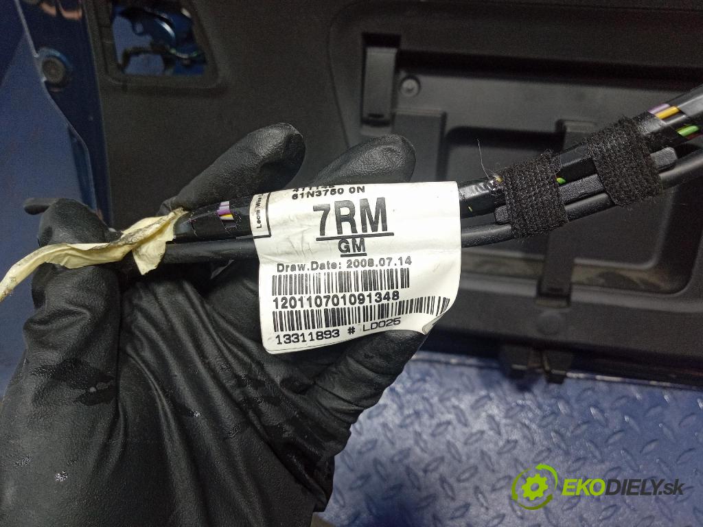 Opel Astra 2011 zadna dveře kufra: kufra: