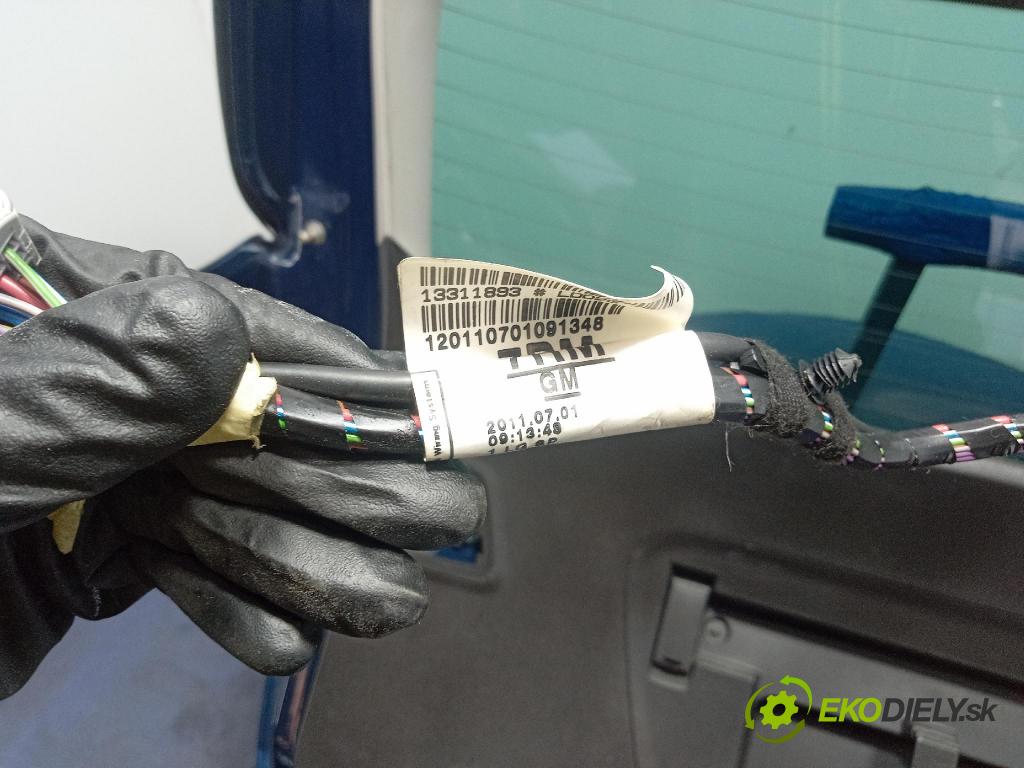 Opel Astra 2011 zadna dveře kufra: kufra: 