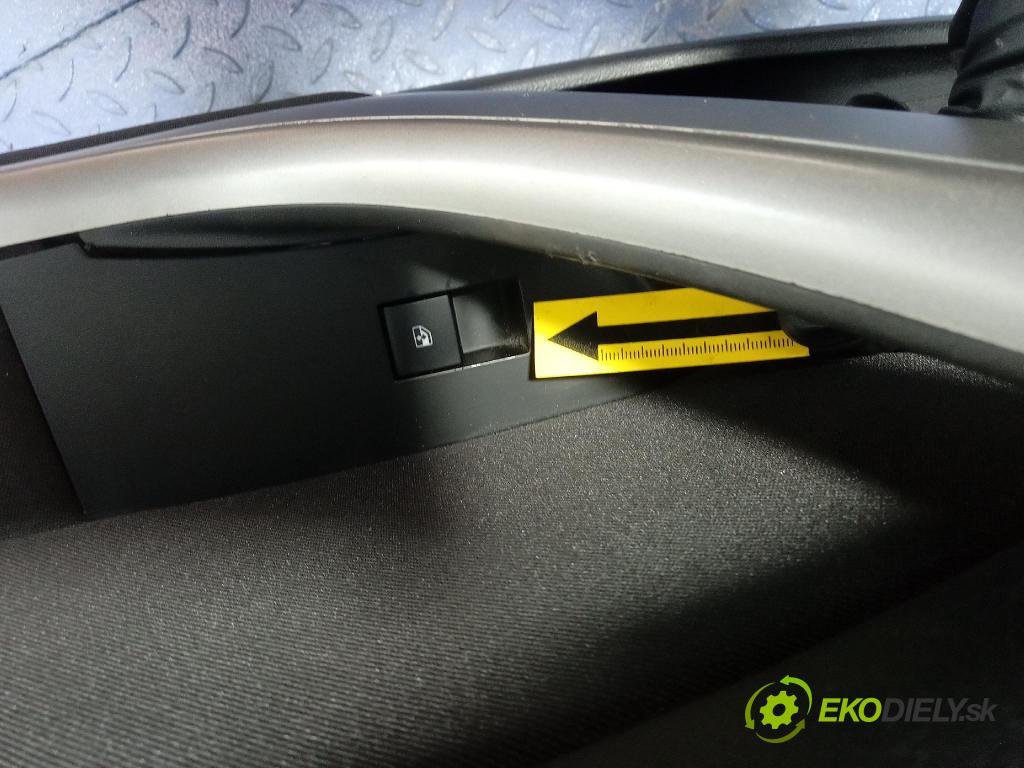 Opel Astra 2011 Čalounictví: dvere Predné Prava: