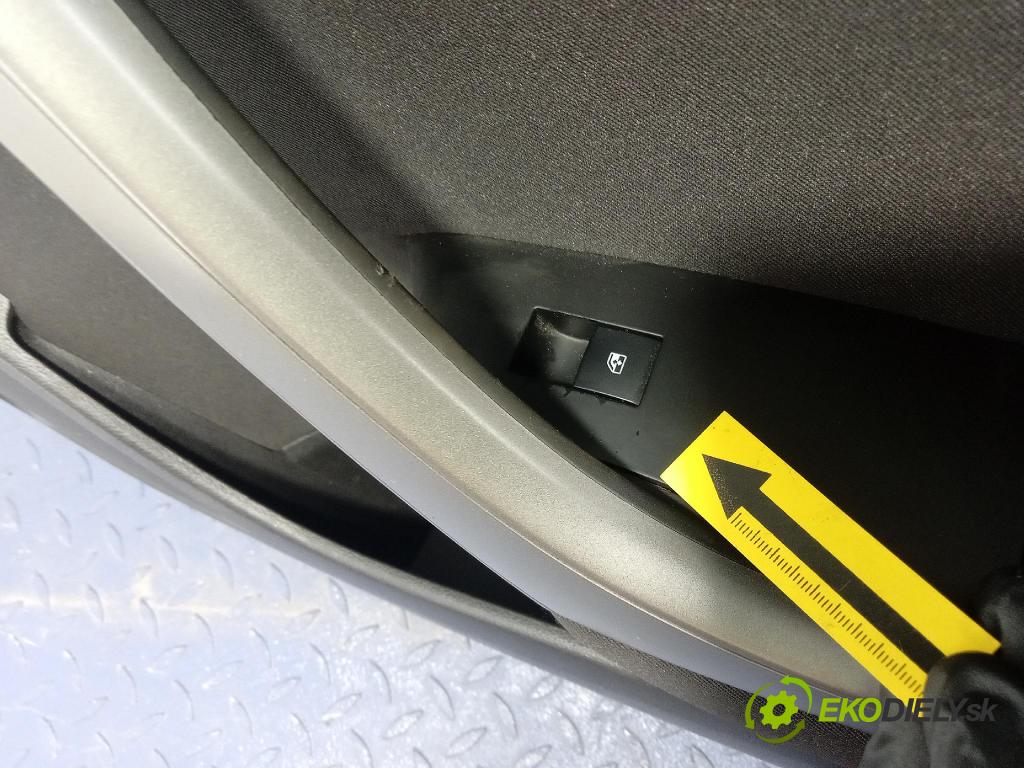 Opel Astra 2011 Čalounictví: dvere Predné Prava: 