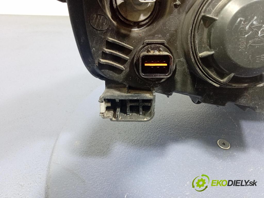 Chevrolet Aveo 2012 Reflektor: Vľavo: