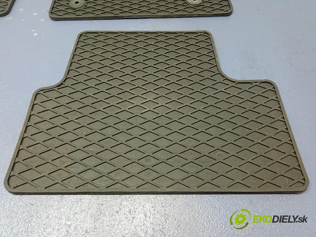 Opel Astra 2011 koberec do auta 13287679