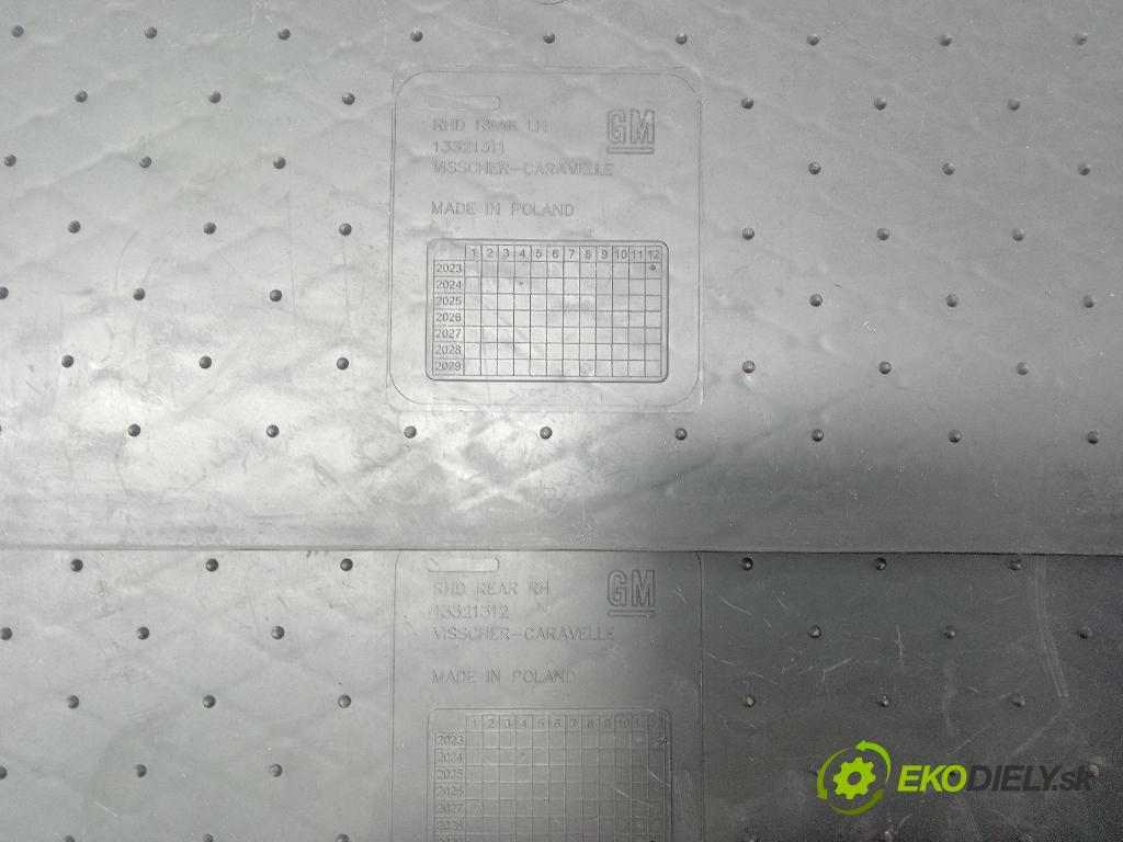 Opel Astra 2011 koberec do auta 13287679