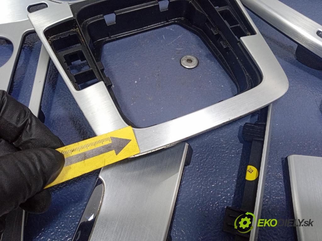 Vw Passat 2009 lišta Dekoratívne: Vnútri: 3C8858366H