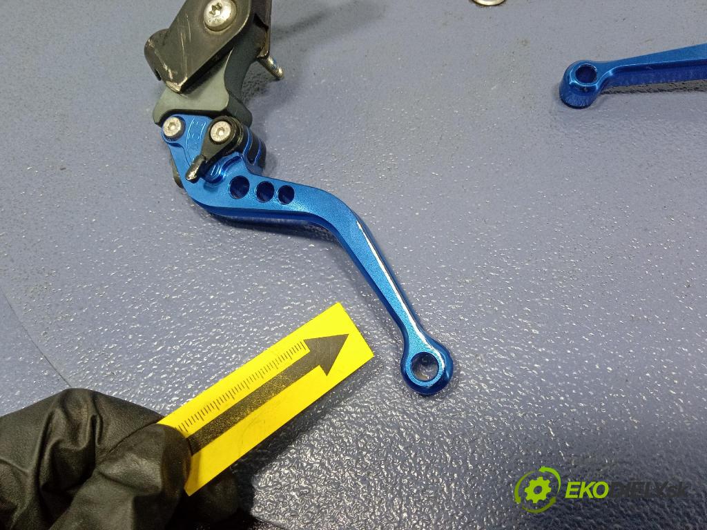 Honda Hornet 600 2000 pedále 