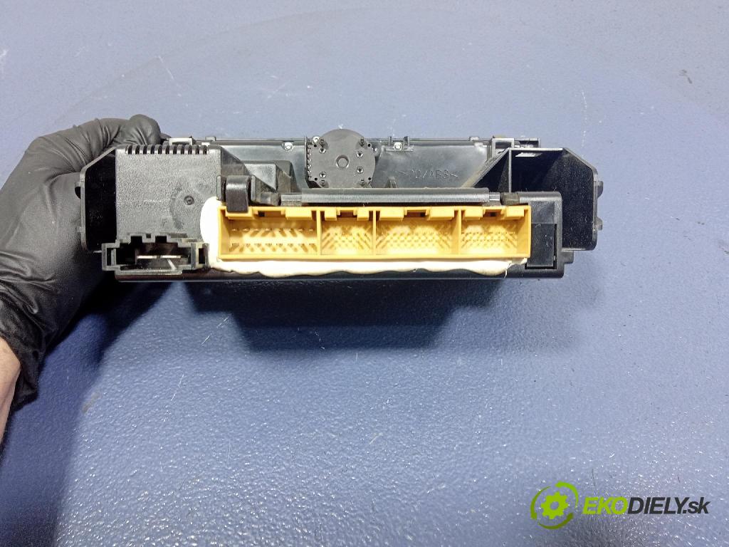 Audi A2 2000 prepínač Klimatizácia: Prúd vzduchu: 8Z0820043