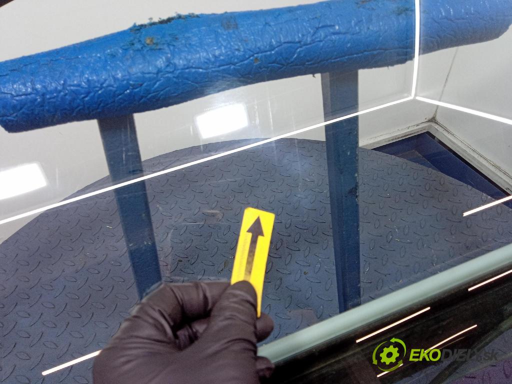 Audi A2 2000 mechanismus stahování Sklenka: před Levý: 8Z0837461