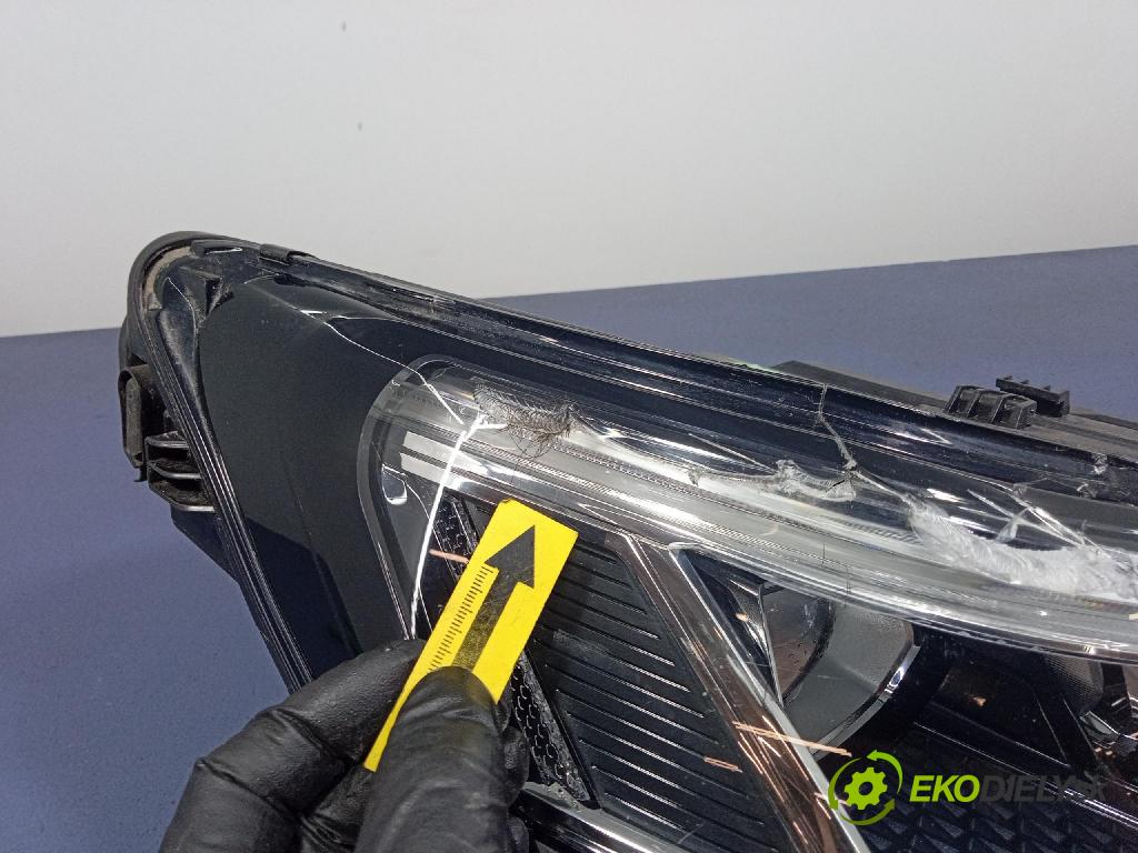 Audi Q8 0 světlo v pravo: 4KE941040