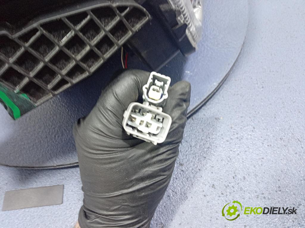 Suzuki Vitara 0 Reflektor: v pravo: 100-7R016