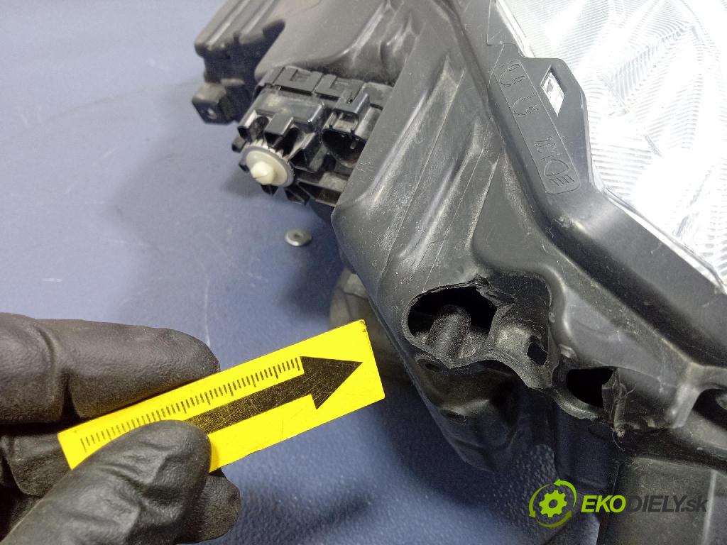 Suzuki Vitara 0 Reflektor: v pravo: 100-7R016