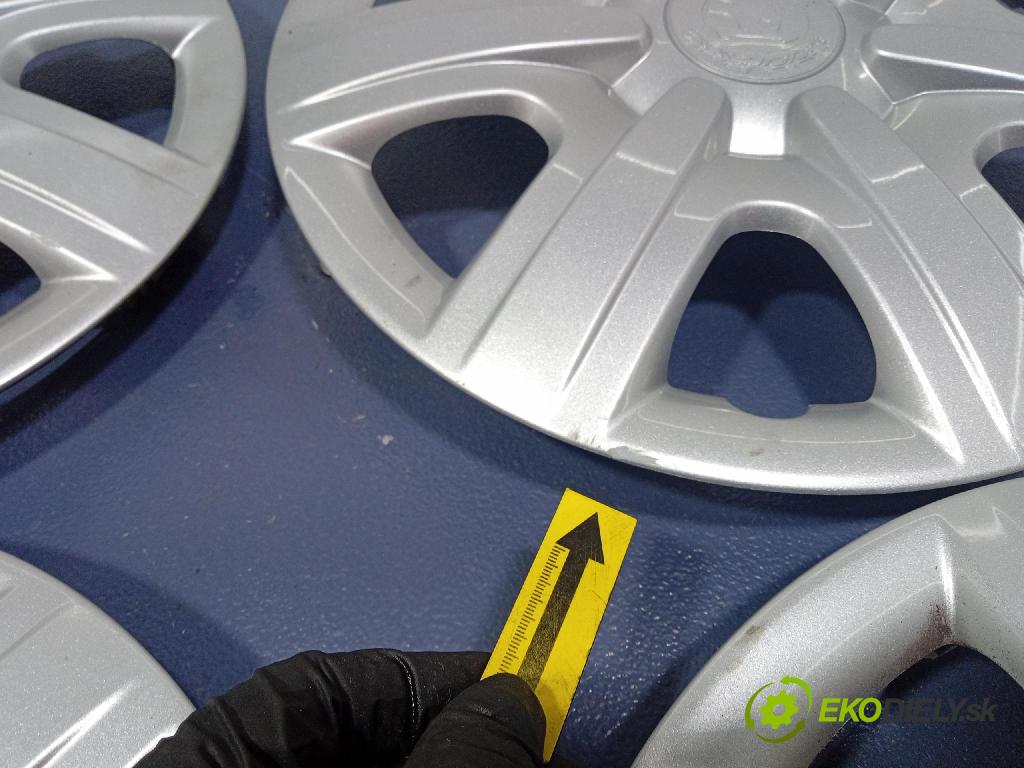 Skoda Fabia 2011 puklica kola: 5J0601147E