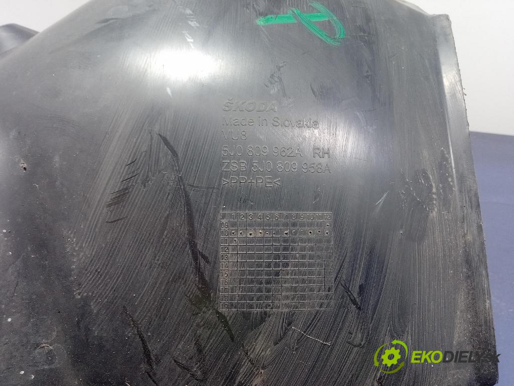 Skoda Fabia 2011 Blatník: Plastové: Predné 5J0809958A