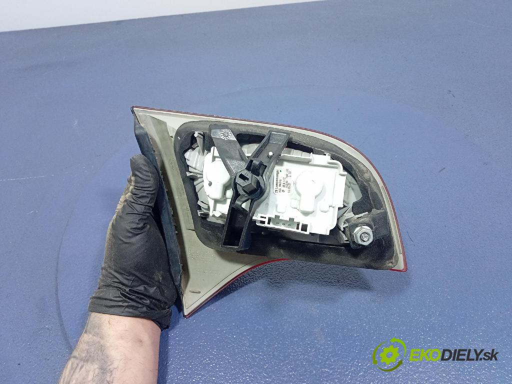 Audi A4 2007 svetlo / reflektor zad Prava: Vnútri: 8E9945093
